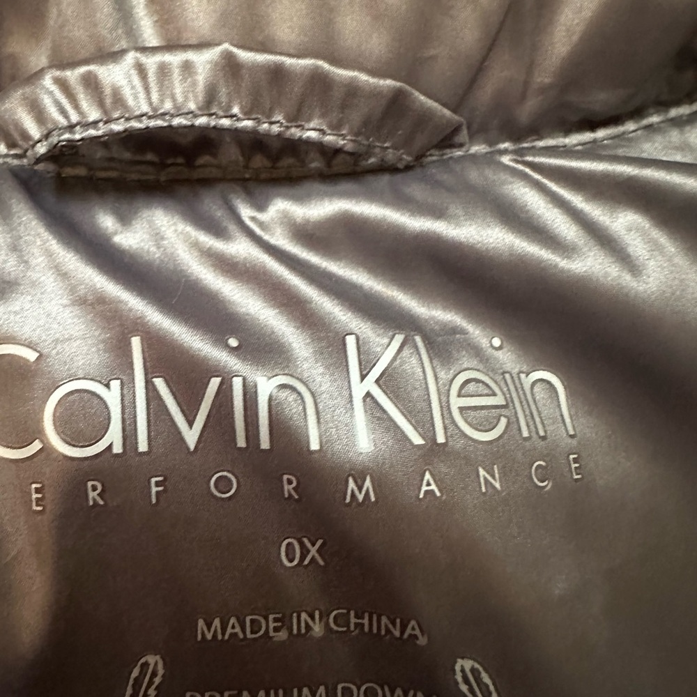 Calvin Klein Performance sleeveless vest with headphone access - Picture 7 of 9
